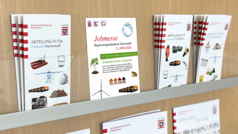 Wandregal mit verschiedenen Broschüren