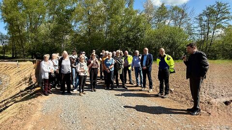 Menschen stehen neben umgebautem Bachbett