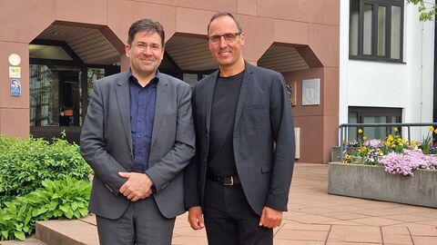 Zwei Männer vor Gebäude