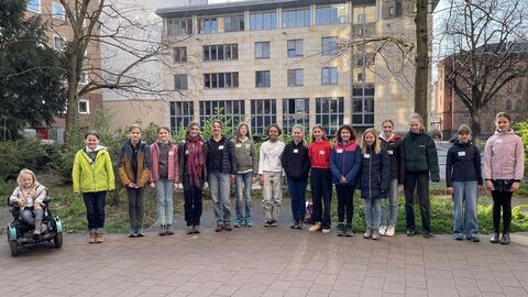 Grils' und Boys' Day am RP-Standort Frankfurt Eine Gruppe von Kindern und Jugendlichen steht in einer Reihe nebeneinander.