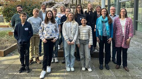 Grils' und Boys' Day am RP-Standort Wiesbaden Eine Gruppe von Kincern und Jugendlichen steht für ein Gruppenfoto zusammen.