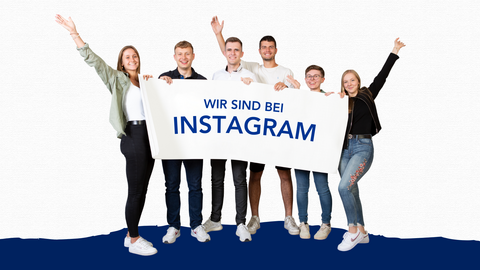Zwei junge Frauen und vier junge Männer halten jubelnd ein Plakat vor sich. Dort steht geschrieben: Wir sind jetzt bei Instagram RP Darmstadt jetzt bei Instagram