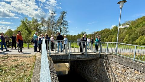Menschen auf Brücke