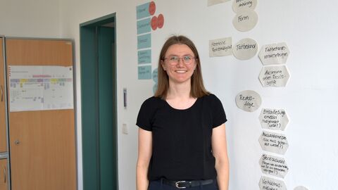 Lea Teschke im Ausbildungsbüro der Darmstädter Umweltabteilung des Regierungspräsidiums Junge Frau steht vor Wand mit Schildchen