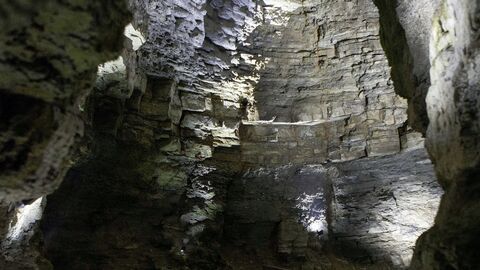 Tropfsteinhöhle mit Stufen