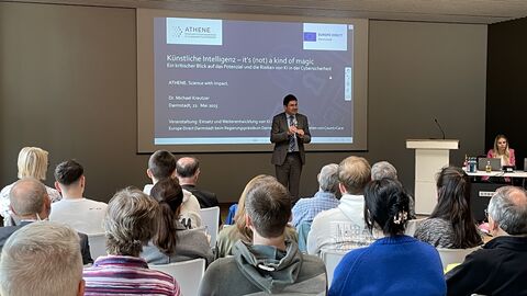 Sprecher bei Verantaltung vor Menschen im Publikum