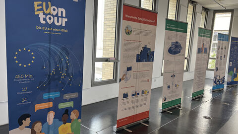 Roll-ups der Wanderausstellung Große Plakate, nebeneinander aufgestellt in einem Foyer
