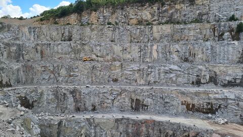 Steile, steinige, terrassierte Wand in der Natur