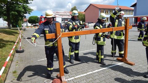 Feuerwehrleute hantieren auf Platz