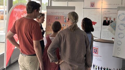 Menschen stehen vor Stand