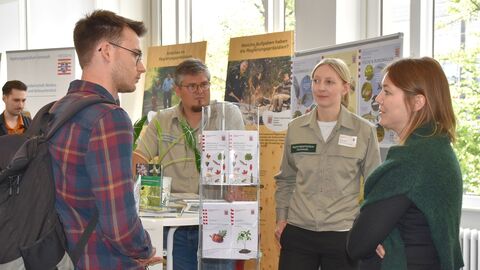 Zwei Männer und zwei Frauen unterhalten sich miteinander.