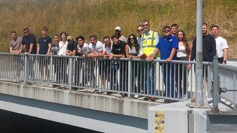 Menschen stehen auf Brücke