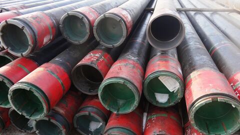 Ein Haufen Rohre liegt aufeinander.