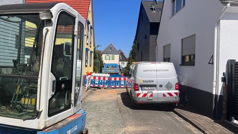 Fahrzeuge vor Baustelle