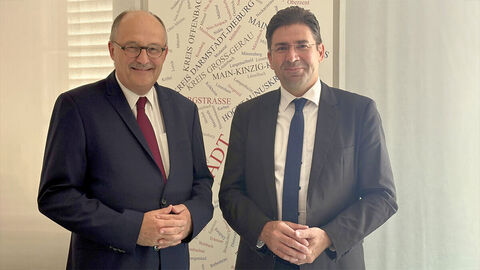 Zwei Personen schauen freundlich in die Kamera