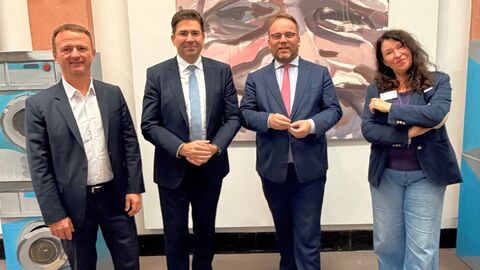 Vier Personen vor großem Wandbild