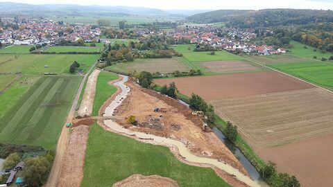 Renaturierung Seemenbach Eine Luftaufnahme von Bauarbeiten an einem Bach.