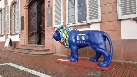 Blaue Löwen-Skulptur neben Gebäudeeingang