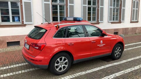 Einsatzfahrzeug des Regierungspräsidiums vor dessen Hauptgebäude in Darmstadt Rotes SUV mit Blaulicht vor Gebäude