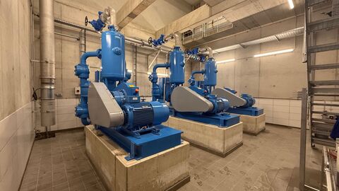 Zwei große blaue Pumpen in großem geschlossenen Raum