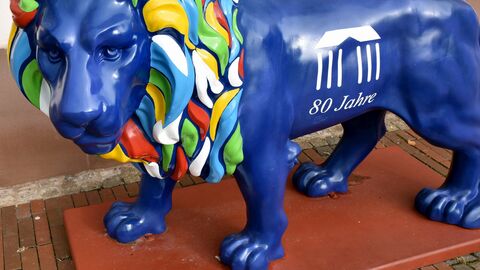 Blaue Löwen-Skulptur mit buntem Kopf und dem Schriftzug 80 Jahre RP Darmstadt