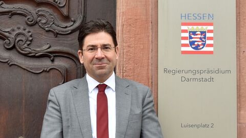 Ein Mann steht vor einem Eingang