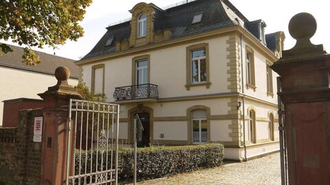 Blick durch eine Einfahrt auf ein Haus