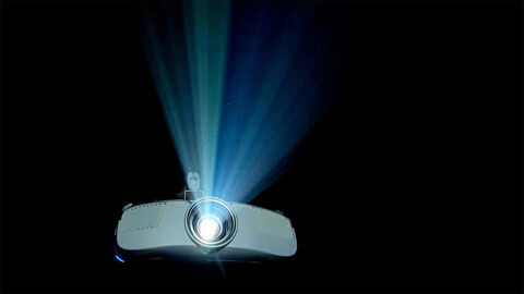Projektor strahlt im Dunkeln hellblaues, grelles Licht aus