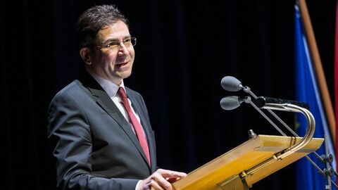 Regierungspräsident steht am Rednerpult