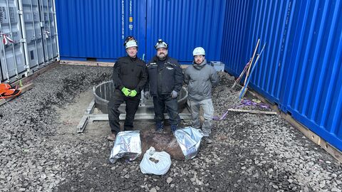 Drei Männer stehen hinter der entschäften US-amerikanische Fliegerbombe