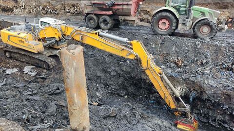 Gelber Bagger hebt Erde aus