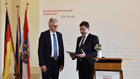 Herr Bretthauer steht neben dem Regierunsgpräsiden der seine Rede hält