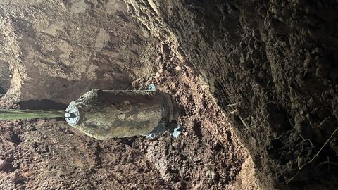 Bombe wird aus Sandgrube gezogen