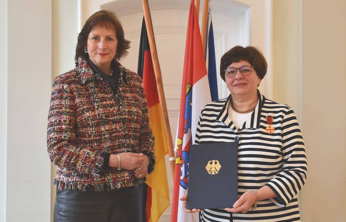 Regierungspräsidentin übergibt Verdienstmedaille An Maria Löhlein-Mader ...